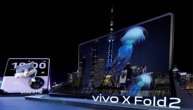 OUTPUT联手vivo，造北外滩巨型手机装置——双屏联动呈现“超现实AR外滩景观”